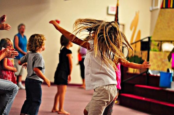 Niños bailando