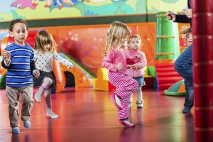 niños bailando