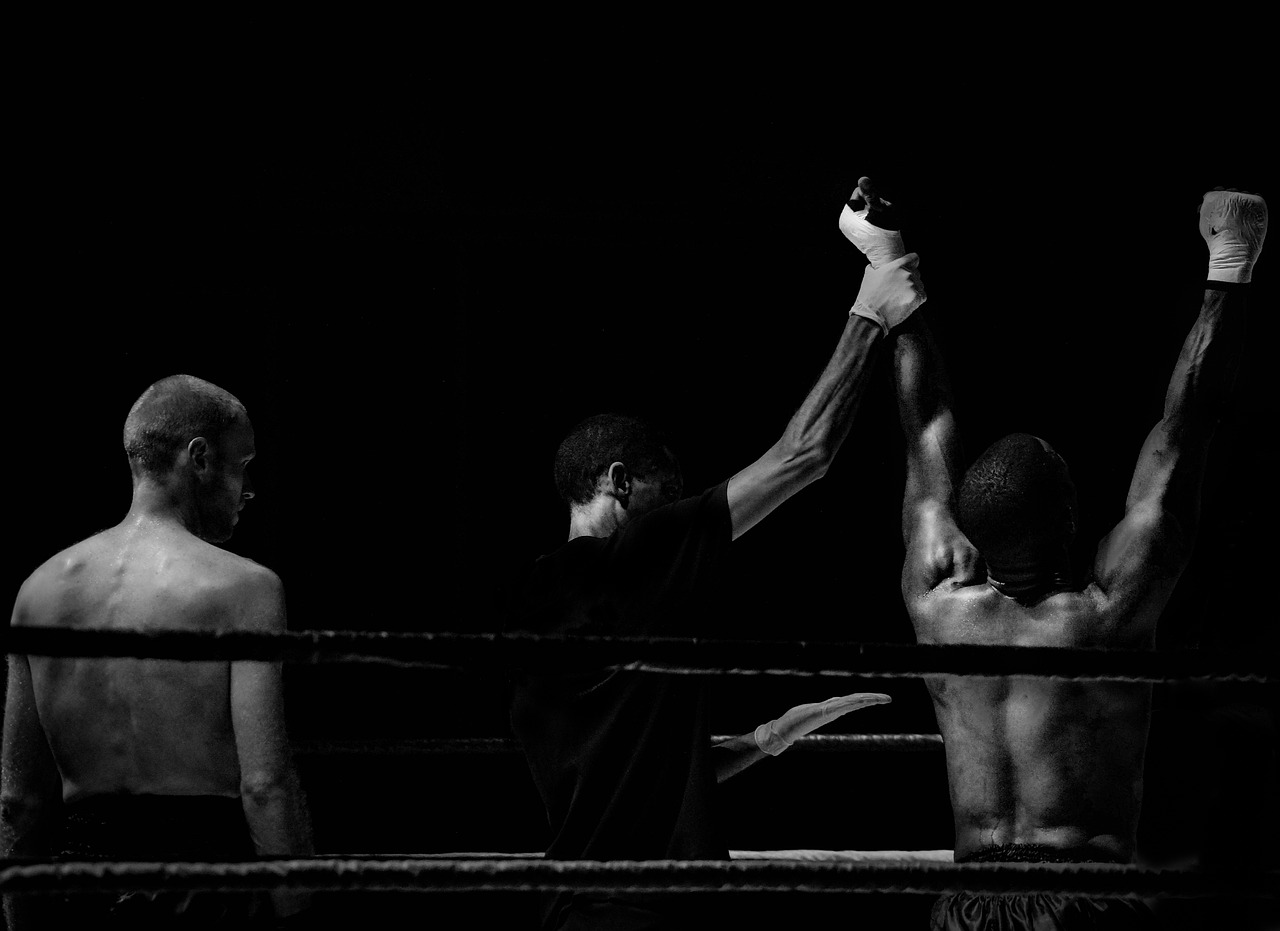 Ejercitando los músculos con un saco de boxeo