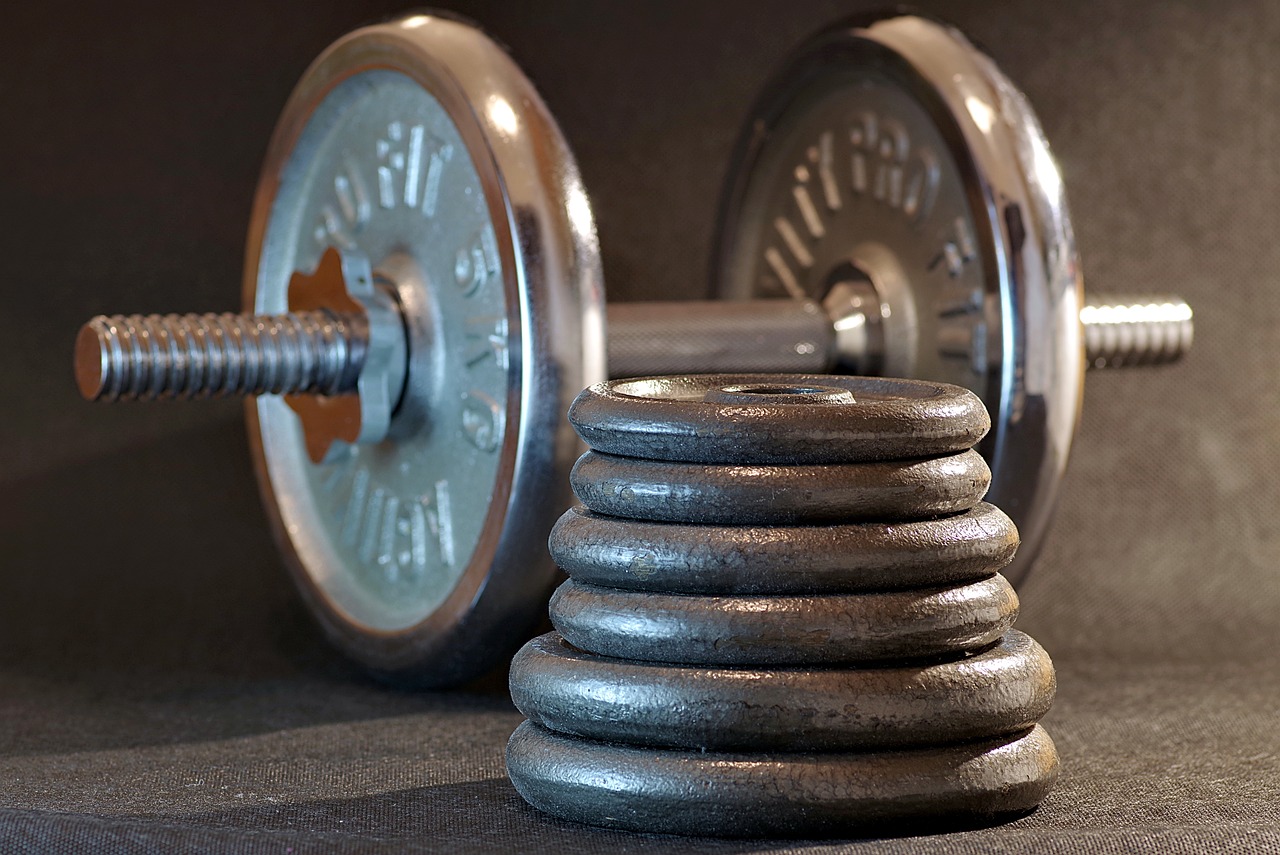 Descubre los beneficios que otorga levantar pesas — FMDOS