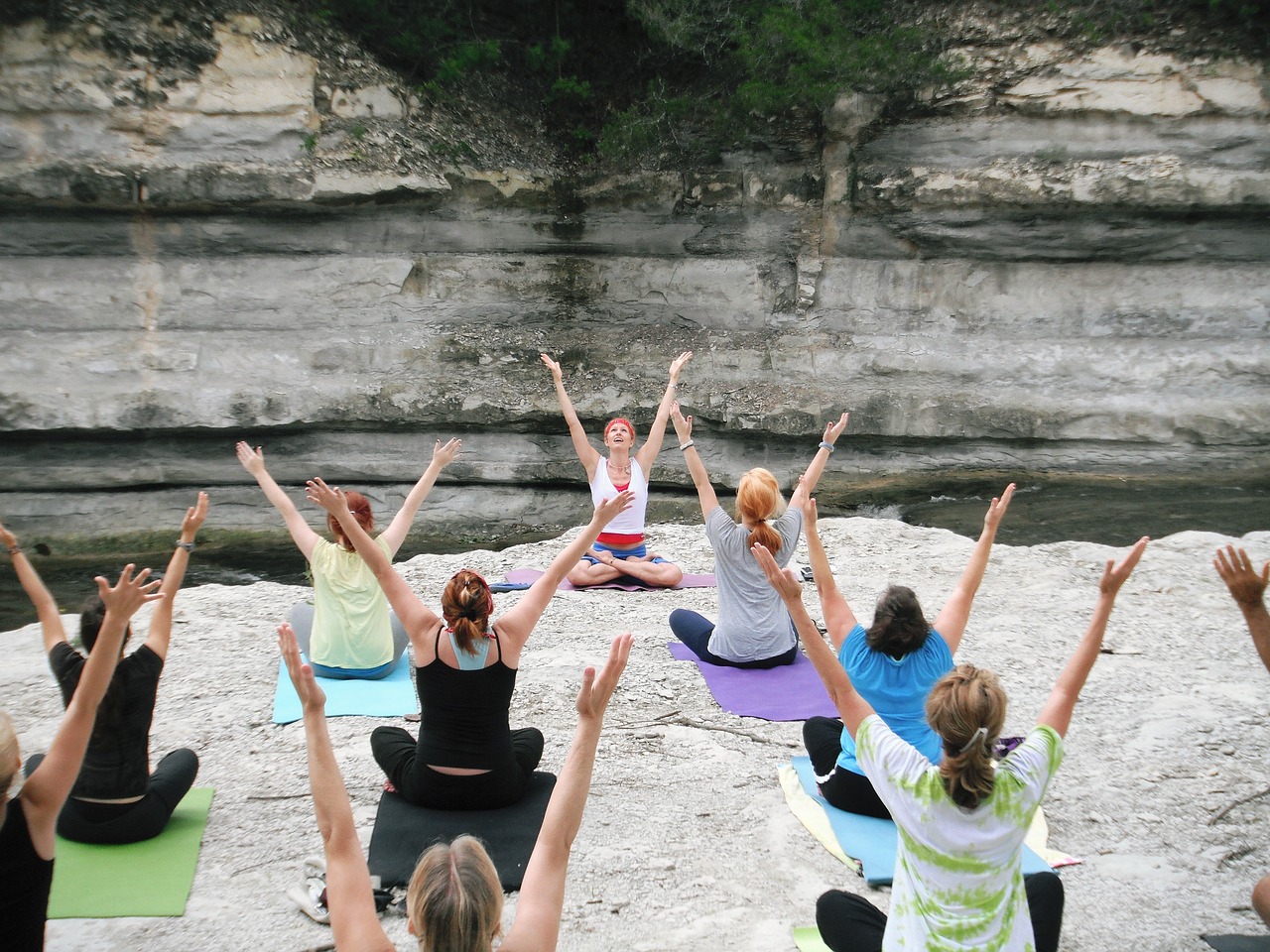 Postura de la media luna de yoga - ictiva, tu gimnasio online