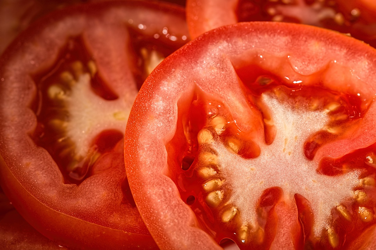 ¿Los Beneficios y Riesgos de Comer Tomate Por La Noche?