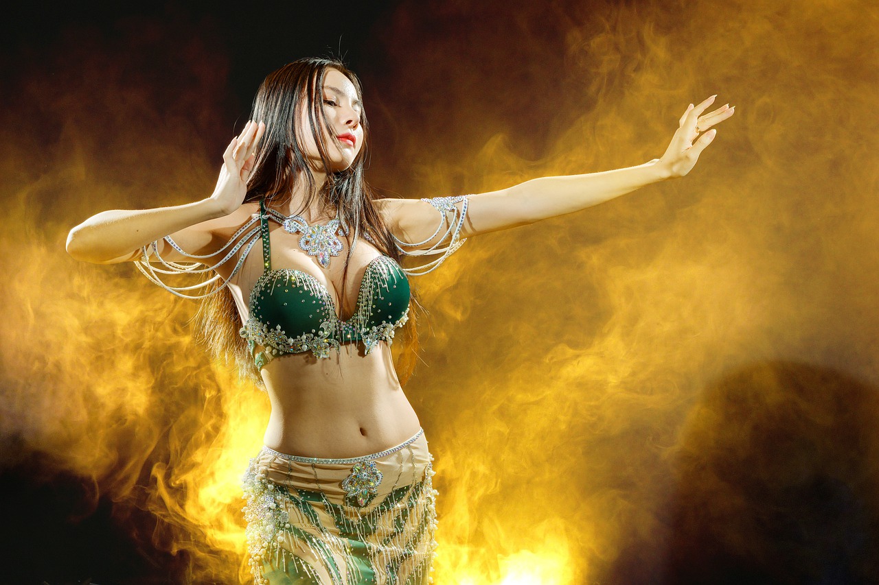 Disfraz Danza del Vientre Khawala: En la danza del vientre, los movimientos  ondulatorios, rotativos, que por lo gene…
